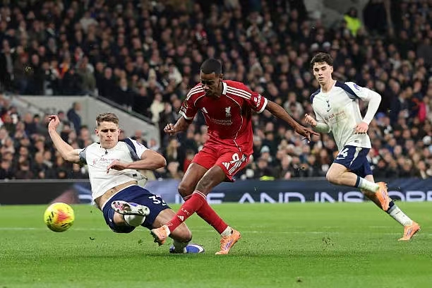 La forbice del Tottenham aggiunge la beffa al danno per il Liverpool